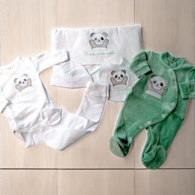Conjunto de roupa para bebé com desenho de panda e texto comemorativo em branco e verde.
