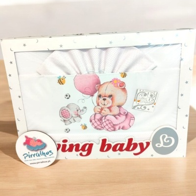 Caixa de roupa de bebé branca com ursinho e ratinho desenhados e texto parcial 'ing baby'