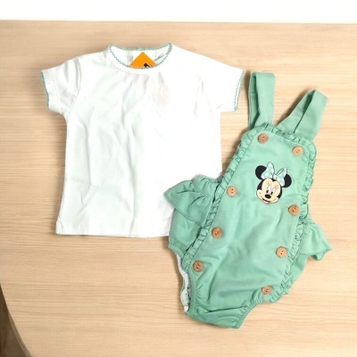 Conjunto de t-shirt branca e macacão verde água com personagem Minnie para bebé