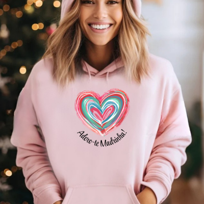Sweatshirt rosa com estampa de coração colorido e texto 'Adoro-te Madrinha!'