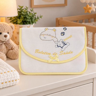 Bolsa branca com bordado de urso e coelho para boletim de saúde