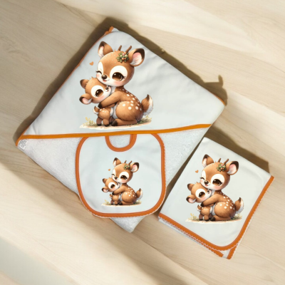Conjunto de produtos para bebé com estampa de veados e bordas laranja.