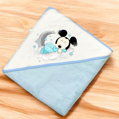 Toalha de banho de bebé azul e branca com capuz e desenho do bebé Mickey Mouse a dormir