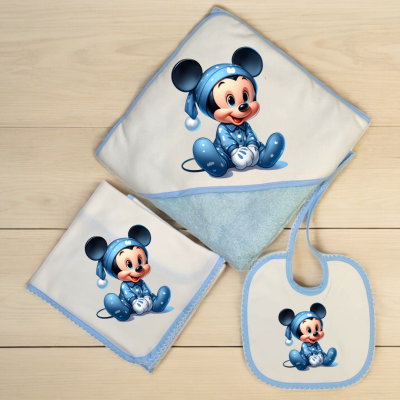 Toalha de bebé, fralda e bibe com estampado do Mickey Mouse em pijama azul.