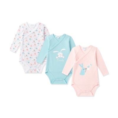 Três bodies de bebé em branco com padrão, azul turquesa e rosa salmão com coelhos e fecho cruzado no peito.