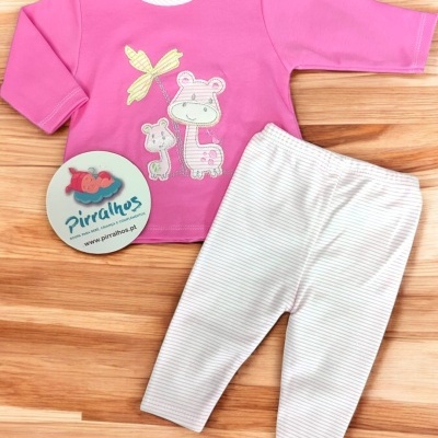 Conjunto infantil rosa com calças brancas riscas finas e etiqueta Pirralthos