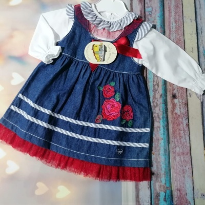 Vestido infantil azul com flores bordadas e camisa branca de mangas compridas