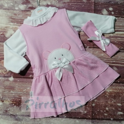 Conjunto de vestido rosa com urso branco e roupa branca para bebé, pendurado.