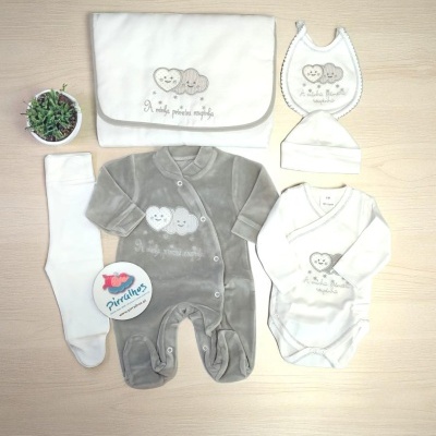Conjunto de roupa de bebé com babygrow cinzento e acessórios brancos decorados com nuvens e texto.