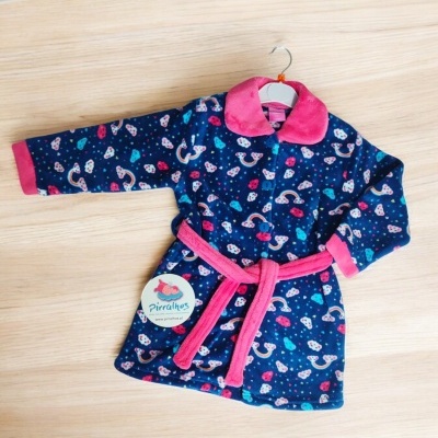 Roupão infantil azul com padrão de cogumelos e detalhes rosa