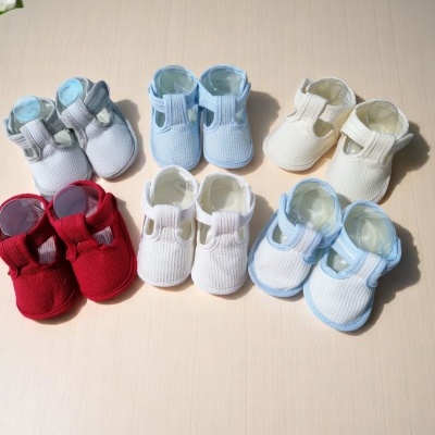 Set de sapatinhos de bebé multicolor feitos de tecido com fecho velcro.
