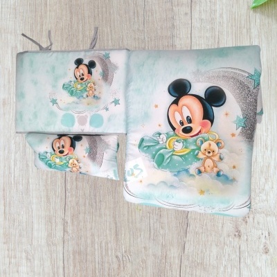 Conjunto de tecido com estampado de Mickey Mouse bebé em tons de verde e azul
