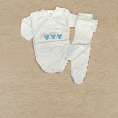 Conjunto de bebé branco com estampado azul e calças com pés.
