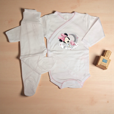 Conjunto de bebé com body branco de manga comprida com estampado da Minnie e calças brancas com pezinhos.