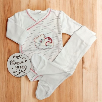 Conjunto roupa bebé body branco com urso e meias-calças brancas numa superfície de madeira