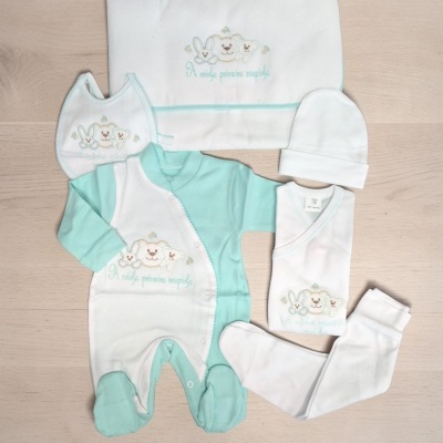 Conjunto de roupa de bebé branco e azul-claro com bordado de coelho e urso e texto A minha primeira roupa