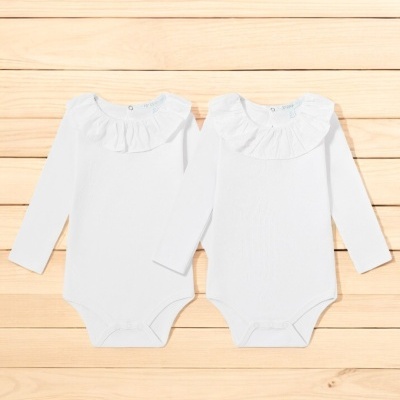 Dois bodies brancos para bebé com folhos na gola