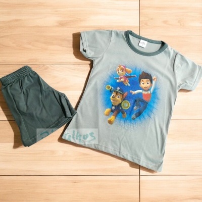 Conjunto infantil com t-shirt cinzento claro e calções verdes