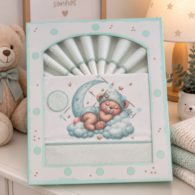 Conjunto de roupa de bebé com ursinho a dormir, em embalagem decorada com pontos verdes e dourados