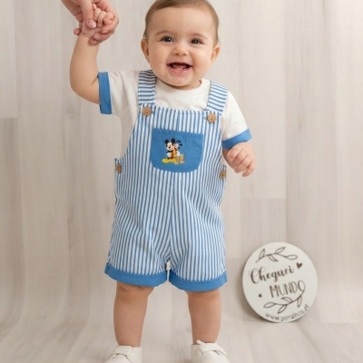 Bebé com macacão azul às riscas com bordado Mickey Mouse e camiseta branca