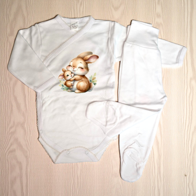 Conjunto de roupa de bebé branca com padrão de coelhos