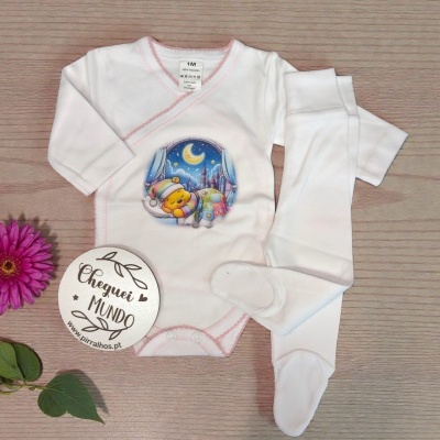 Conjunto de roupa branca para bebé com estampado de ursinho a dormir, calças com pé e placa decorativa ao lado