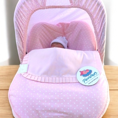 cadeira de bebé cor-de-rosa com estrelas brancas e capota acolchoada