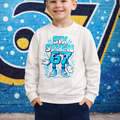 Menino com camisola branca estampada com os números 6 e 7 animados e texto SIX SEVEN em fundo de parede colorida com o número 67.