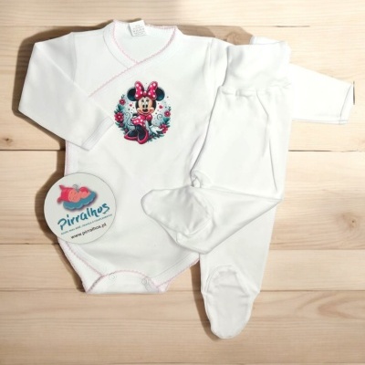 Conjunto de roupa de bebé branco com impressão da Minnie Mouse