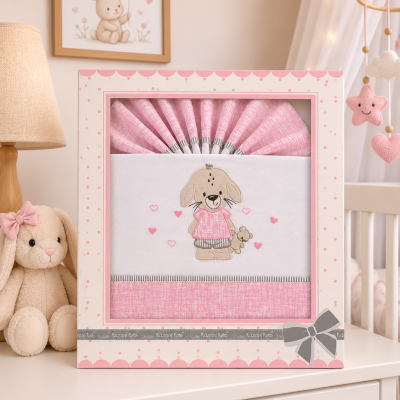 Caixa de jogo de cama de bebé rosa e branco com bordado de cão em ambiente de quarto infantil