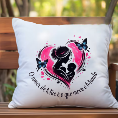 Almofada branca com estampa de mãe e bebé dentro de coração cor-de-rosa com borboletas e texto em português