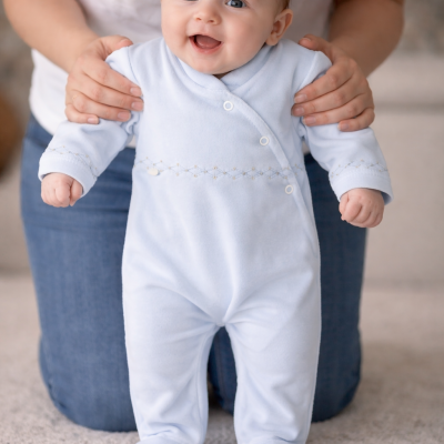 Macacão azul claro para bebé com bordado e botões de pressão