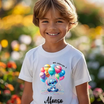 Camiseta branca com elefante e balões coloridos com palavras e nome Afonso