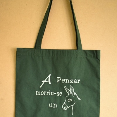 Saco de tecido verde com texto e desenho bordados em branco