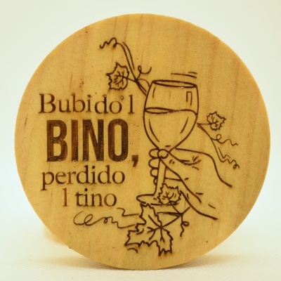 Tampa de cortiça com gravação de mão segurando taça de vinho e texto em português