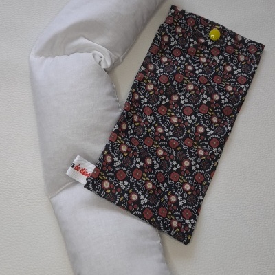 Almofada cervical branca com bolsa floral preta e vermelha com botão amarelo