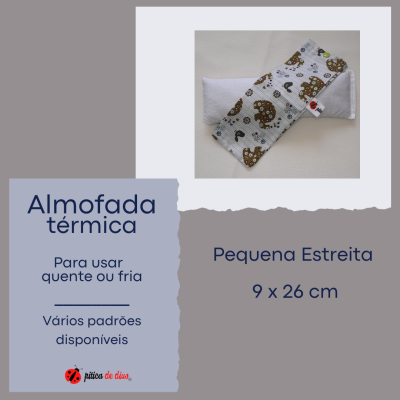 Almofada térmica estreita com padrão de ursos castanhos e bege.