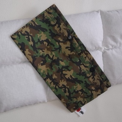 Três almofadas brancas com faixa camuflada sobrepostas