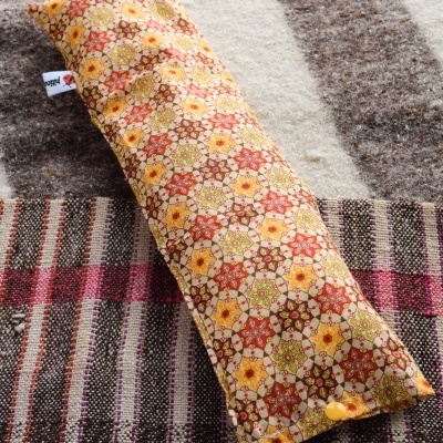 Almofada retangular floral em cima de mantas listradas