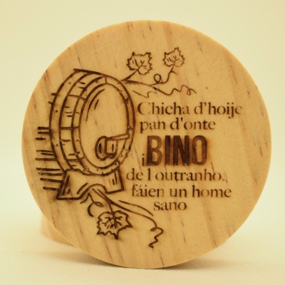 Tampa redonda de madeira com gravação a queimado de um barril e texto em francês