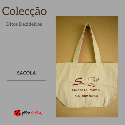 Saco tote de tecido cru com frase e ilustração de ovelha em fundo castanho
