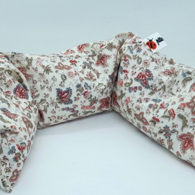 almofada estampada floral e borboletas em tons vermelhos e azuis