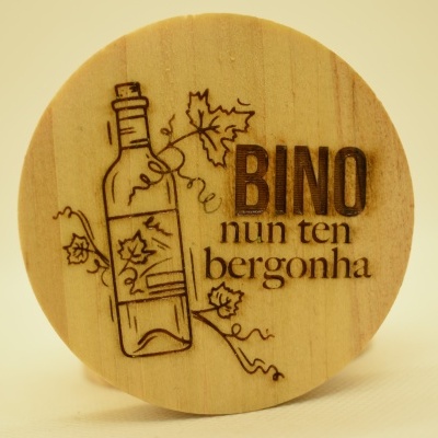 Tampa redonda de madeira clara com gravura de garrafa de vinho e texto gravado