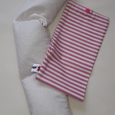 almofada cinzento claro com saco às riscas rosa e branco num fundo branco