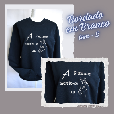 Sweatshirt preta com bordado branco e texto com desenho de burro