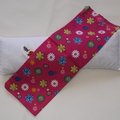 Almofada branca com capa rosa estampada com flores coloridas