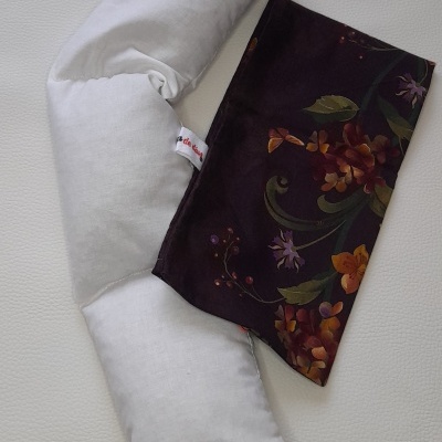 Almofada branca e saco floral sobre superfície branca