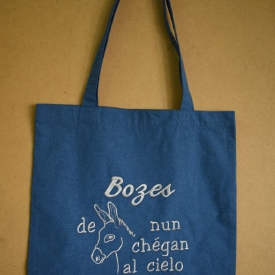 Saco azul com bordado branco e frase em castelhano