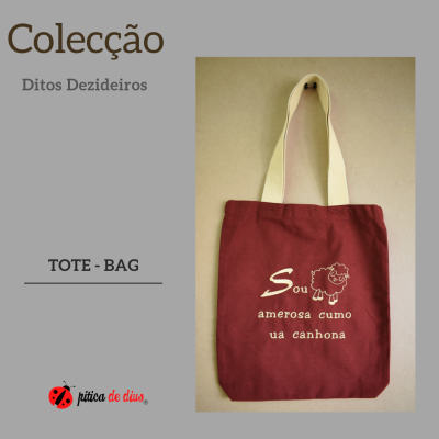 Saco tote bag vermelho bordô com alças brancas e texto com ilustração de carneiro