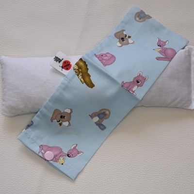 Almofada pequena azul clara com estampas de animais cartoon e botão rosa